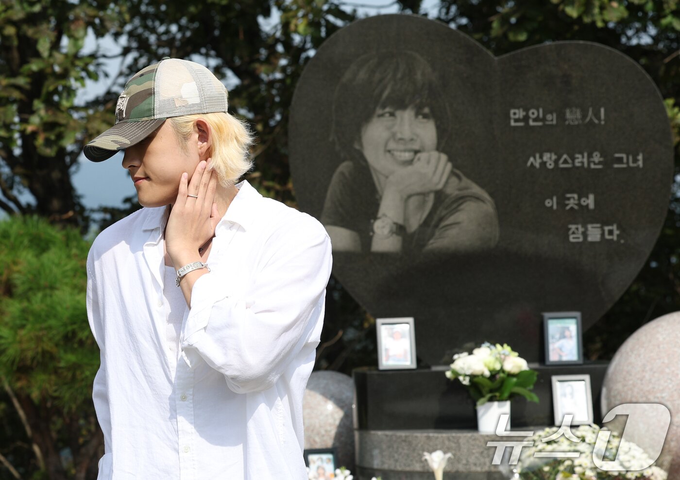 본문 이미지 - 故 최진실의 아들인 가수 최환희(활동명 벤 블리스)가 고인의 17주기인 2일 오전 경기도 양평군 갑산공원묘역을 찾아 생각에 잠겨있다. ⓒ News1 권현진 기자