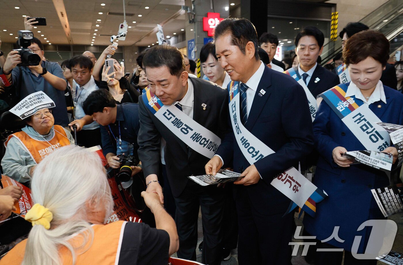 본문 이미지 - 정청래 더불어민주당 대표와 김병기 원내대표를 비롯한 당 지도부가 지난 2일 서울 용산역에서 귀성인사 중 전국장애인차별철폐연대&#40;전장연&#41;의 요구안을 듣고 있다. &#40;공동취재&#41; 2025.10.2/뉴스1 ⓒ News1 유승관 기자
