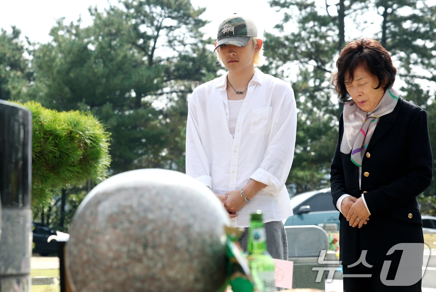 본문 이미지 - 故 최진실의 아들인 가수 최환희(활동명 벤 블리스)가 고인의 17주기인 2일 오전 경기도 양평군 갑산공원묘역을 할머니와 함께 찾아 기도를 하고 있다. ⓒ News1 권현진 기자
