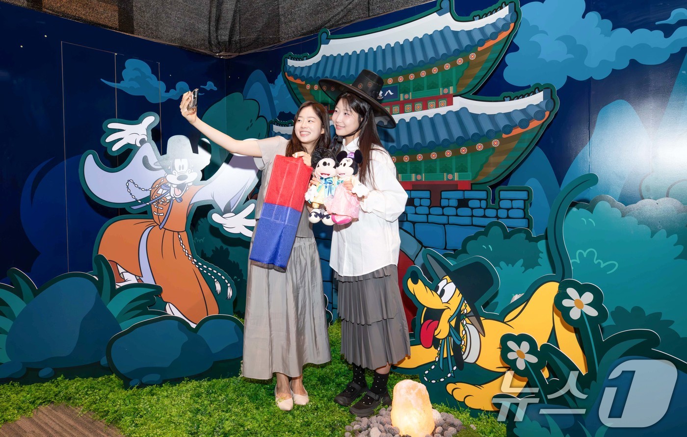 (서울=뉴스1) = 현대백화점은 오는 3일부터 판교점 10층 토파즈홀에서 '디즈니스토어와 함께하는 추석 달맞이 체험' 팝업스토어를 진행한다고 2일 밝혔다.2일 경기 성남시 현대백화 …