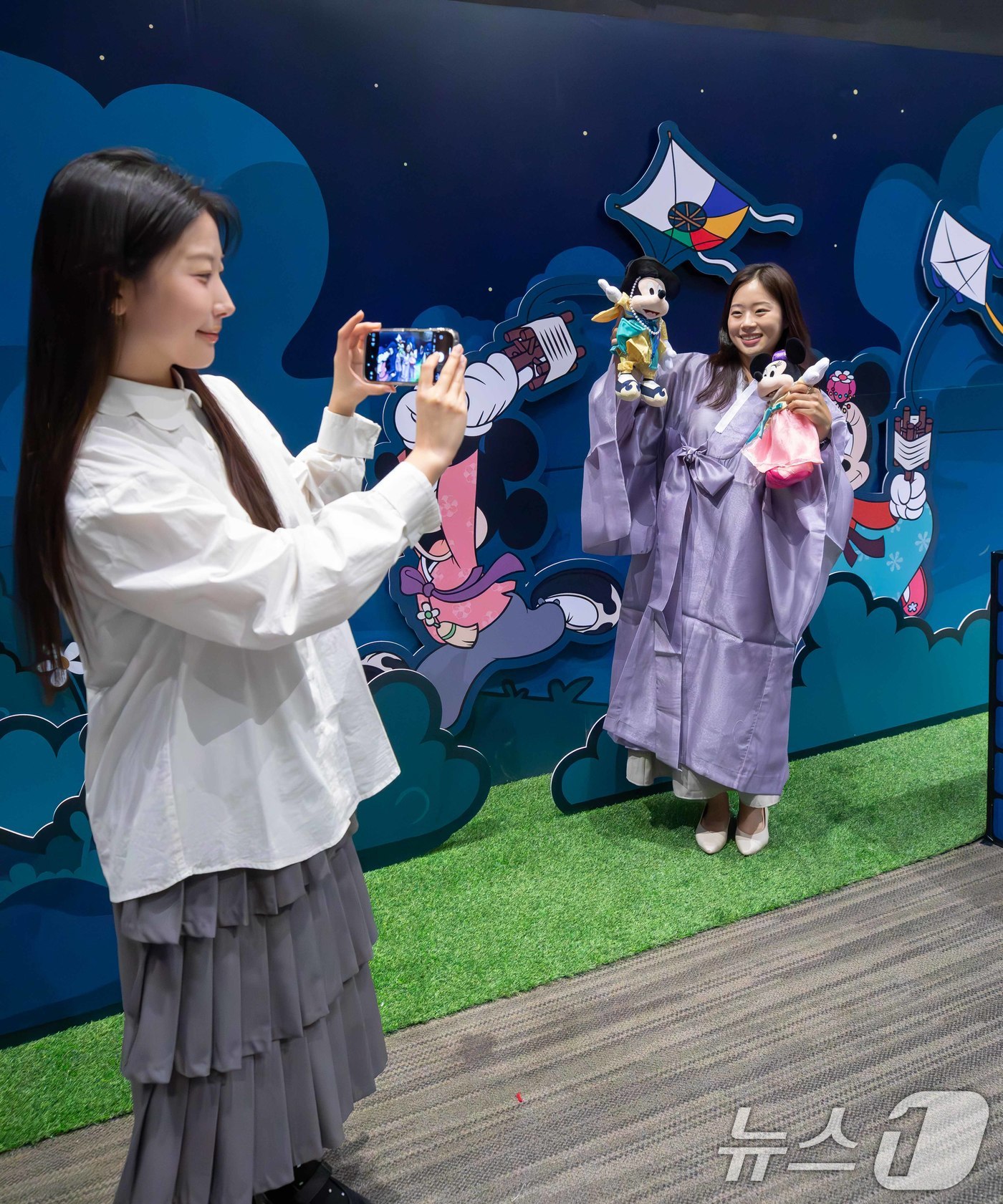 (서울=뉴스1) = 현대백화점은 오는 3일부터 판교점 10층 토파즈홀에서 '디즈니스토어와 함께하는 추석 달맞이 체험' 팝업스토어를 진행한다고 2일 밝혔다.2일 경기 성남시 현대백화 …