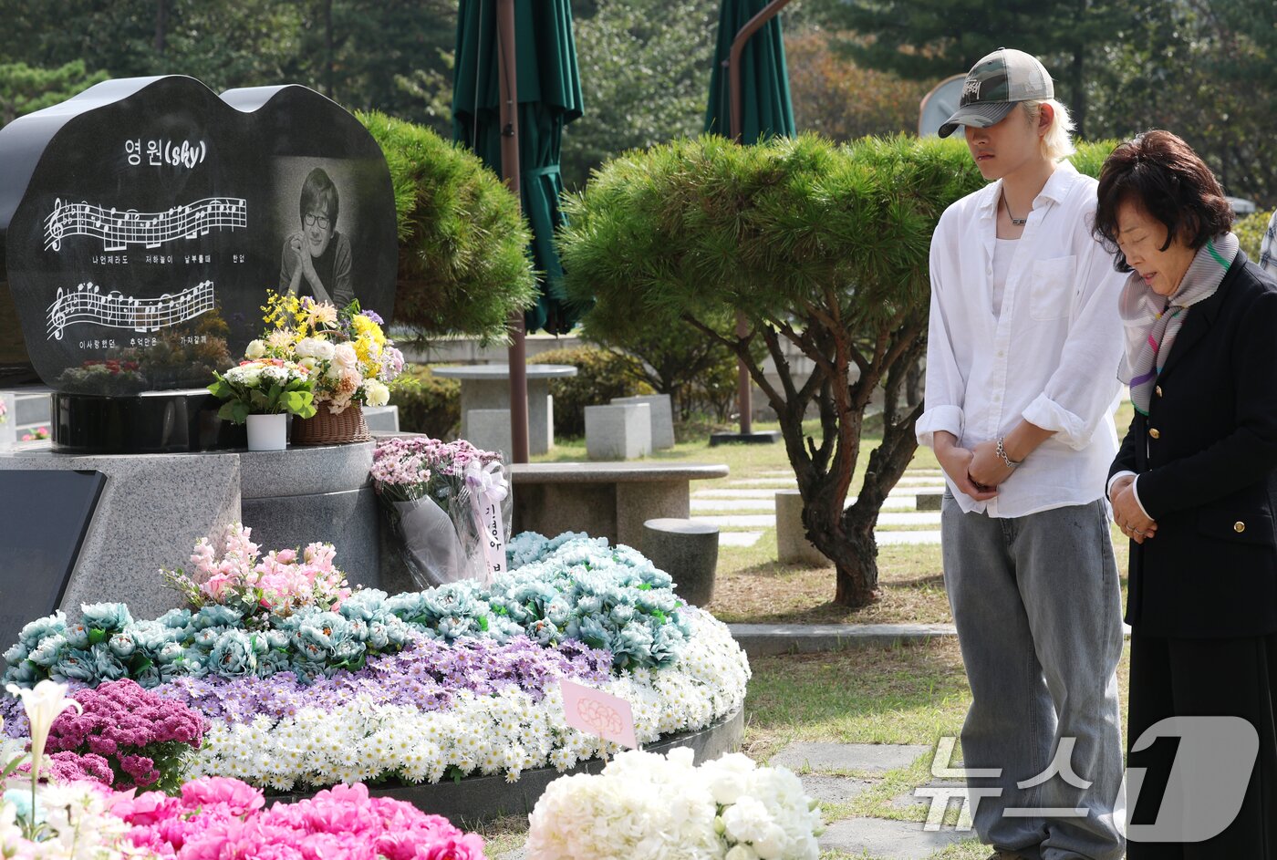 본문 이미지 - 故 최진실의 아들인 가수 최환희(활동명 벤 블리스)가 고인의 17주기인 2일 오전 경기도 양평군 갑산공원묘역을 할머니와 함께 찾아 기도를 하고 있다. ⓒ News1 권현진 기자