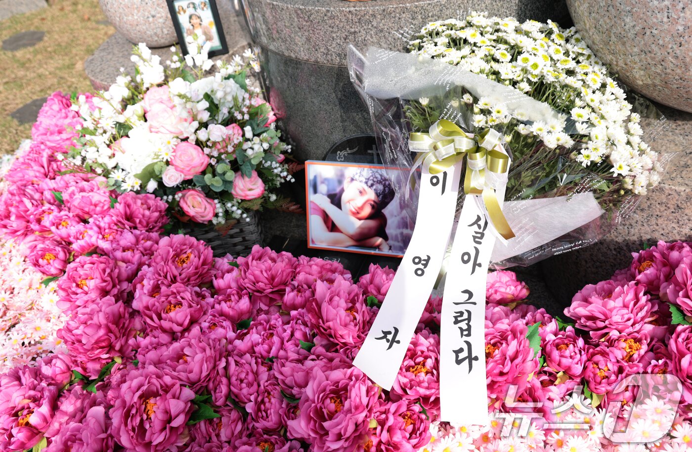 본문 이미지 - 故 최진실 17주기인 2일 경기도 양평군 갑산공원에 마련된 그의 묘역에는 '절친' 이영자가 놓고간 꽃다발이 놓여있다. ⓒ News1 권현진 기자