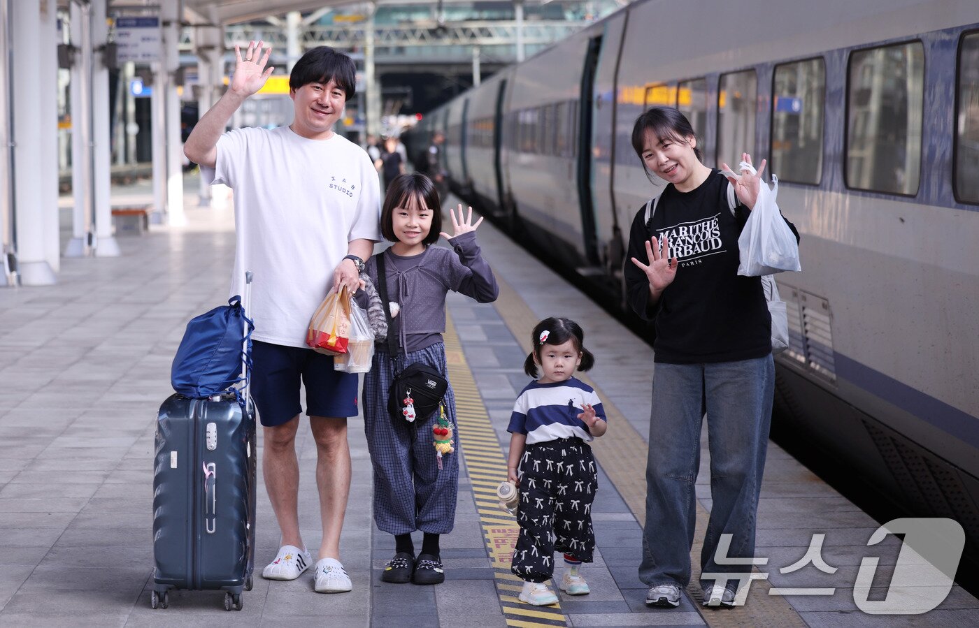 본문 이미지 - 추석 연휴를 앞둔 2일 오전 서울역에서 한 가족이 귀성길에 오르고 있다. 2025.10.2/뉴스1 ⓒ News1 박지혜 기자