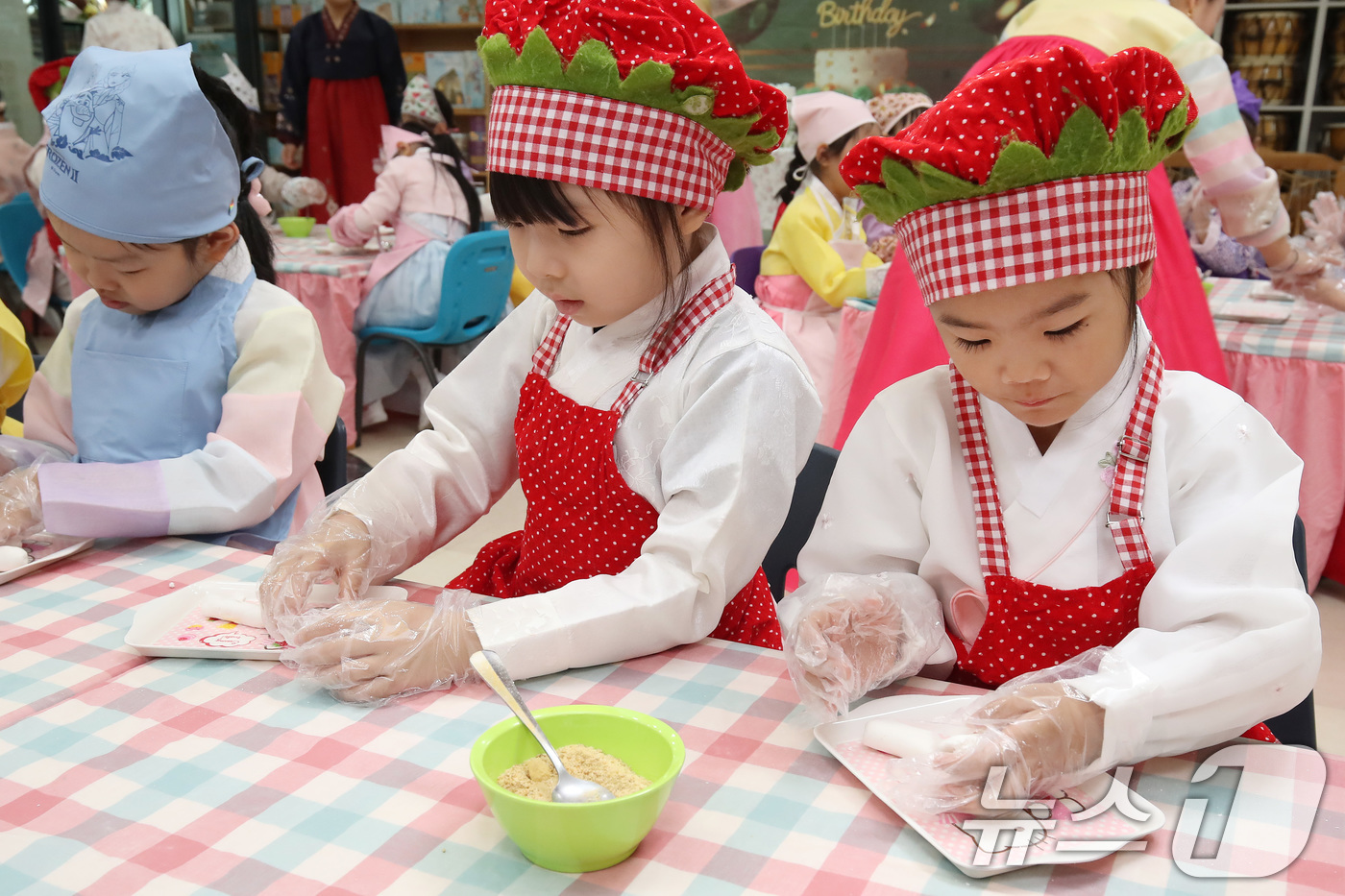 (대구=뉴스1) 공정식 기자 = 추석 연휴를 앞두고 2일 오전 대구 달서구 브레멘유치원에서 한복을 곱게 차려입은 어린이들이 송편 빚기 체험을 하고 있다. 2025.10.2/뉴스1