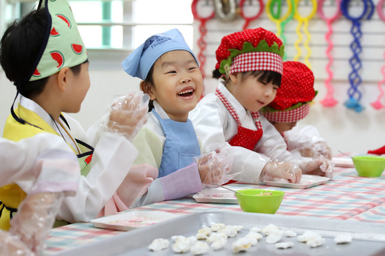 새해 유아 무상교육 4세까지 확대…초중고 '학맞통' 전면 시행