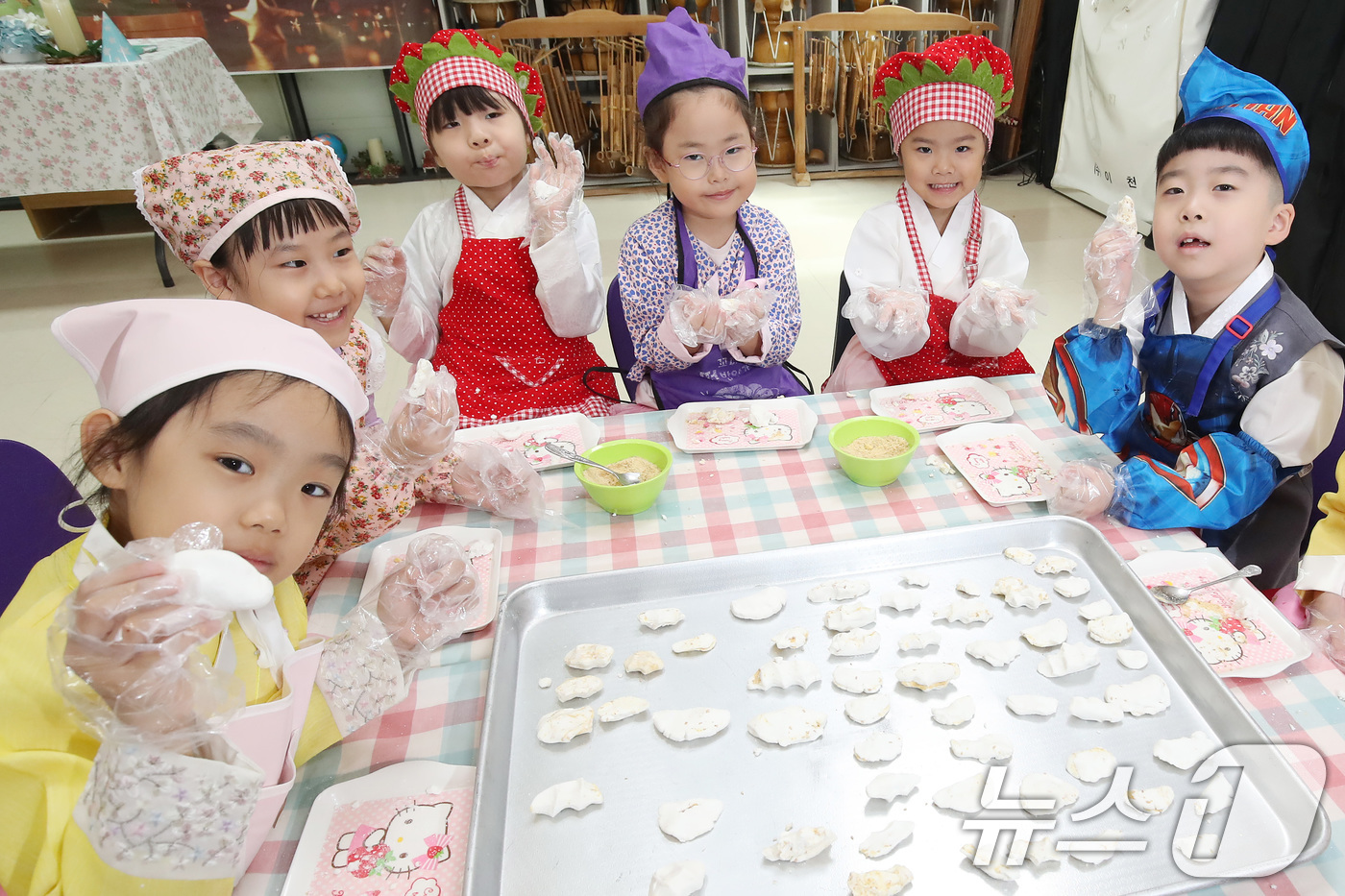 (대구=뉴스1) 공정식 기자 = 추석 연휴를 앞두고 2일 오전 대구 달서구 브레멘유치원에서 한복을 곱게 차려입은 어린이들이 송편 빚기 체험을 하고 있다. 2025.10.2/뉴스1