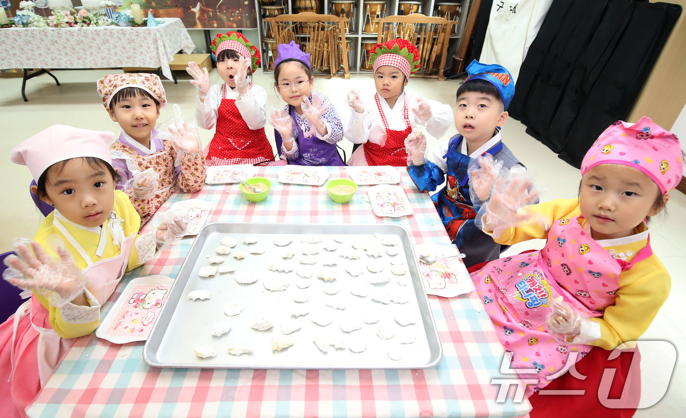 (대구=뉴스1) 공정식 기자 = 추석 연휴를 앞두고 2일 오전 대구 달서구 브레멘유치원에서 한복을 곱게 차려입은 어린이들이 송편 빚기 체험을 하고 있다. 2025.10.2/뉴스1