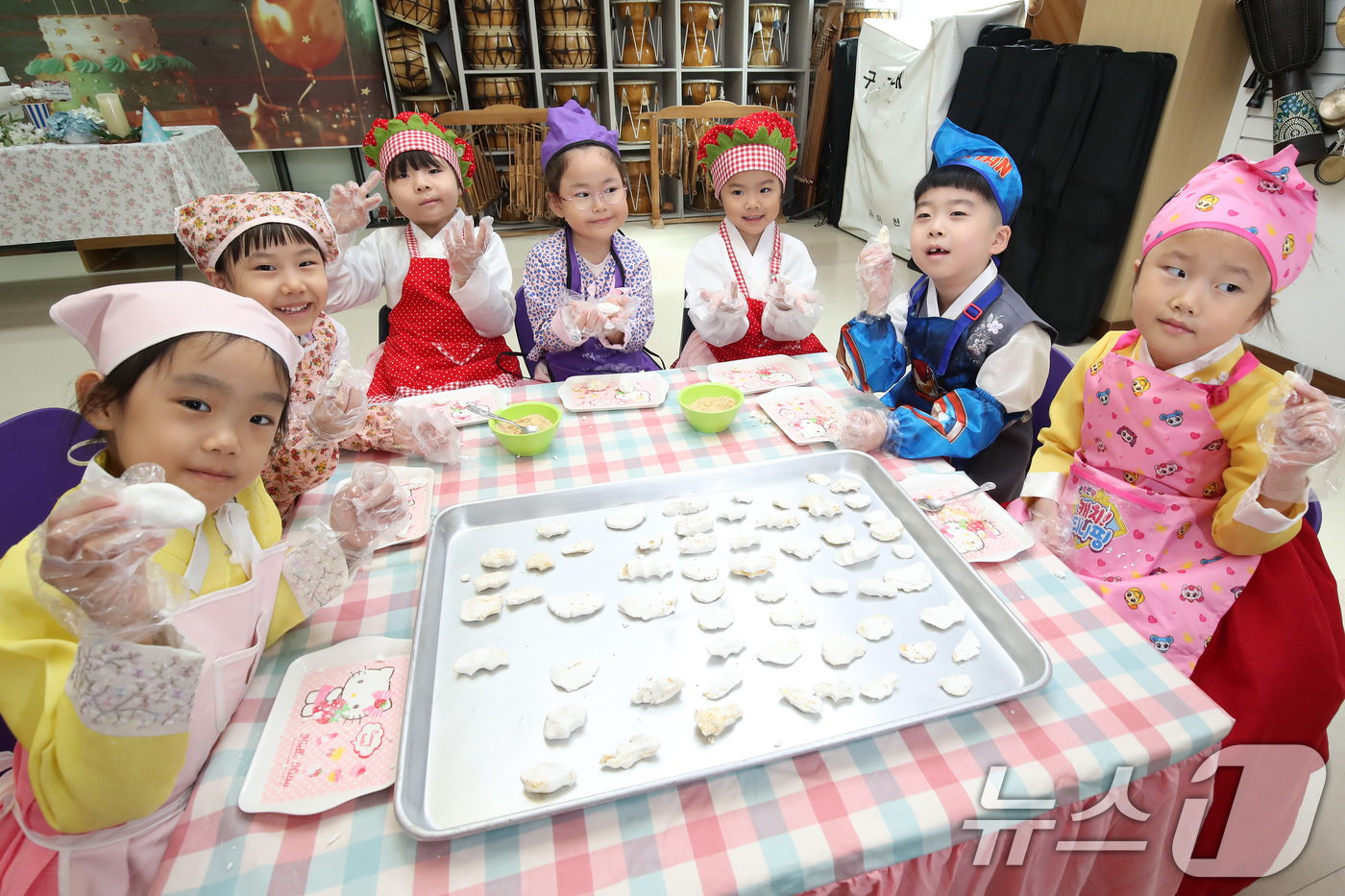 (대구=뉴스1) 공정식 기자 = 추석 연휴를 앞두고 2일 오전 대구 달서구 브레멘유치원에서 한복을 곱게 차려입은 어린이들이 송편 빚기 체험을 하고 있다. 2025.10.2/뉴스1