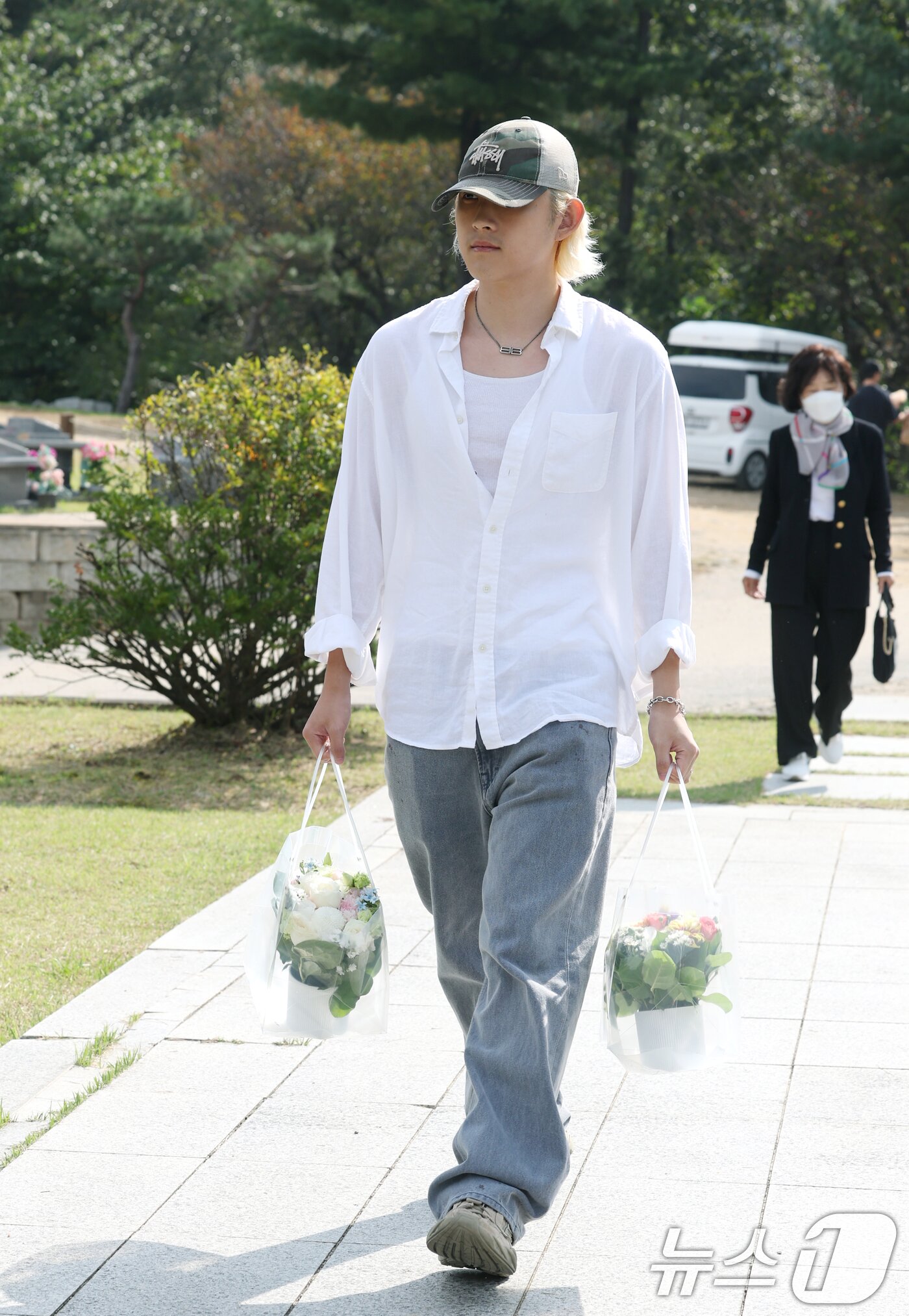 본문 이미지 - 故 최진실의 아들인 가수 최환희(활동명 벤 블리스)가 고인의 17주기인 2일 오전 경기도 양평군 갑산공원묘역을 들어서고 있다. ⓒ News1 권현진 기자