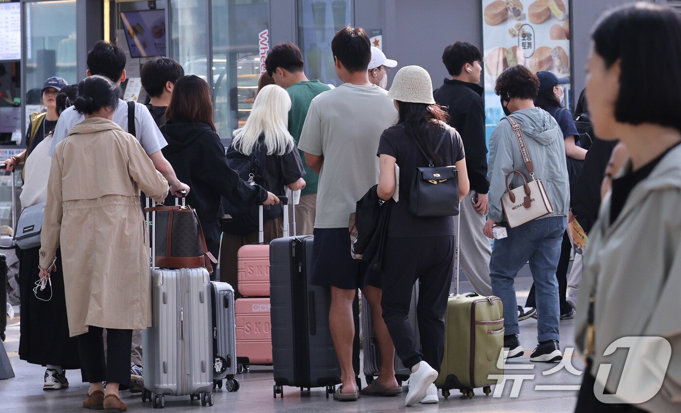 본문 이미지 - 추석 연휴를 앞둔 2일 오전 서울역이 귀성객들과 시민들로 붐비고 있다. 2025.10.2/뉴스1 ⓒ News1 박지혜 기자