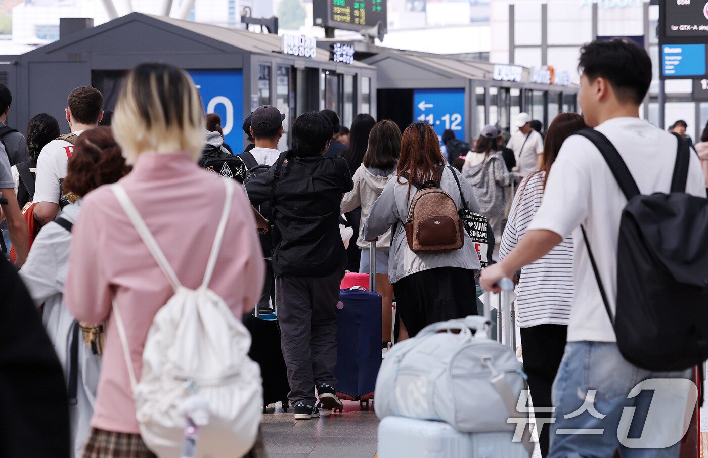 본문 이미지 - 추석 연휴를 앞둔 2일 오전 서울역이 귀성객들과 시민들로 붐비고 있다. 2025.10.2/뉴스1 ⓒ News1 박지혜 기자
