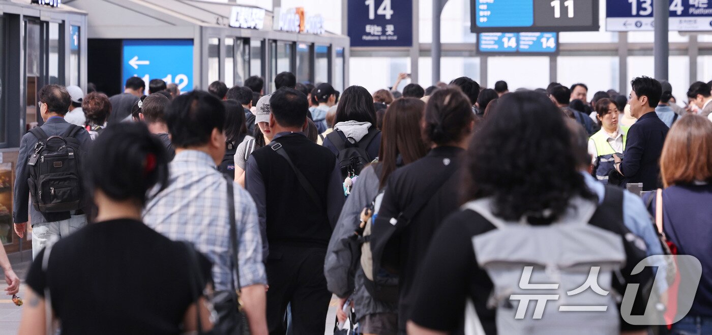 본문 이미지 - 추석 연휴를 앞둔 2일 오전 서울역이 귀성객들과 시민들로 붐비고 있다. 2025.10.2/뉴스1 ⓒ News1 박지혜 기자