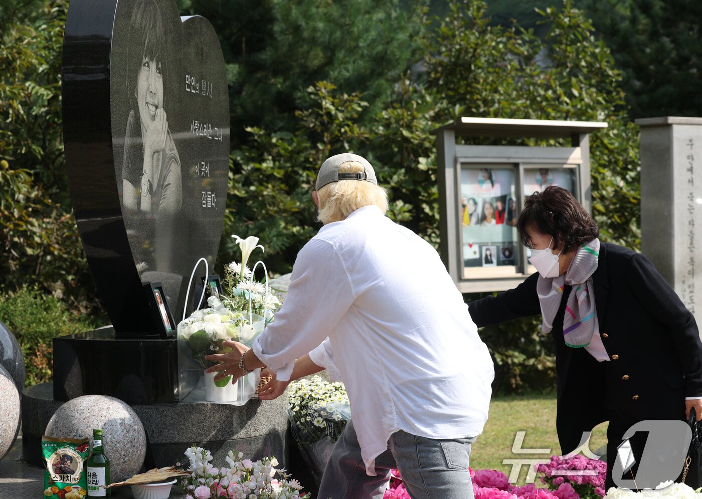 본문 이미지 - 故 최진실의 아들인 가수 최환희(활동명 벤 블리스)가 고인의 17주기인 2일 오전 경기도 양평군 갑산공원묘역을 외할머니 정옥숙 씨와 함께 찾아 묘역에 꽃다발을 올려놓고 있다.  ⓒ News1 권현진 기자