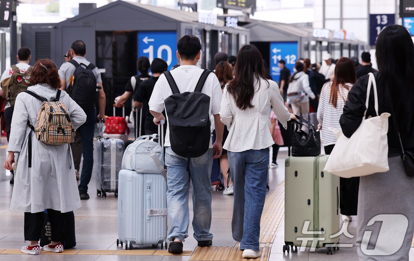본문 이미지 - 추석 연휴를 앞둔 2일 오전 서울역이 귀성객들과 시민들로 붐비고 있다. 2025.10.2/뉴스1 ⓒ News1 박지혜 기자