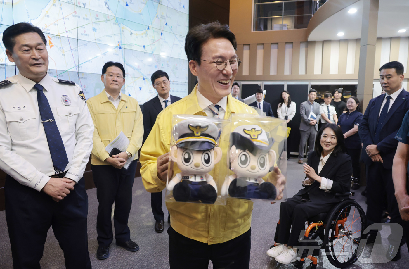 (서울=뉴스1) 청사사진기자단 = 김민석 국무총리가 2일 추석연휴를 앞두고 서울 종로구 서울경찰청 교통정보센터을 방문해 교통상황 점검 후 근무자로부터 경찰 마스코트를 선물 받고 …