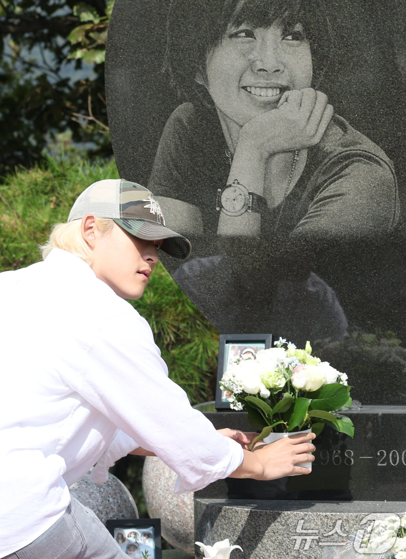 본문 이미지 - 故 최진실의 아들인 가수 최환희(활동명 벤 블리스)가 고인의 17주기인 2일 오전 경기도 양평군 갑산공원묘역을 찾아 묘소에 꽃다발을 올려놓고 있다. ⓒ News1 권현진 기자