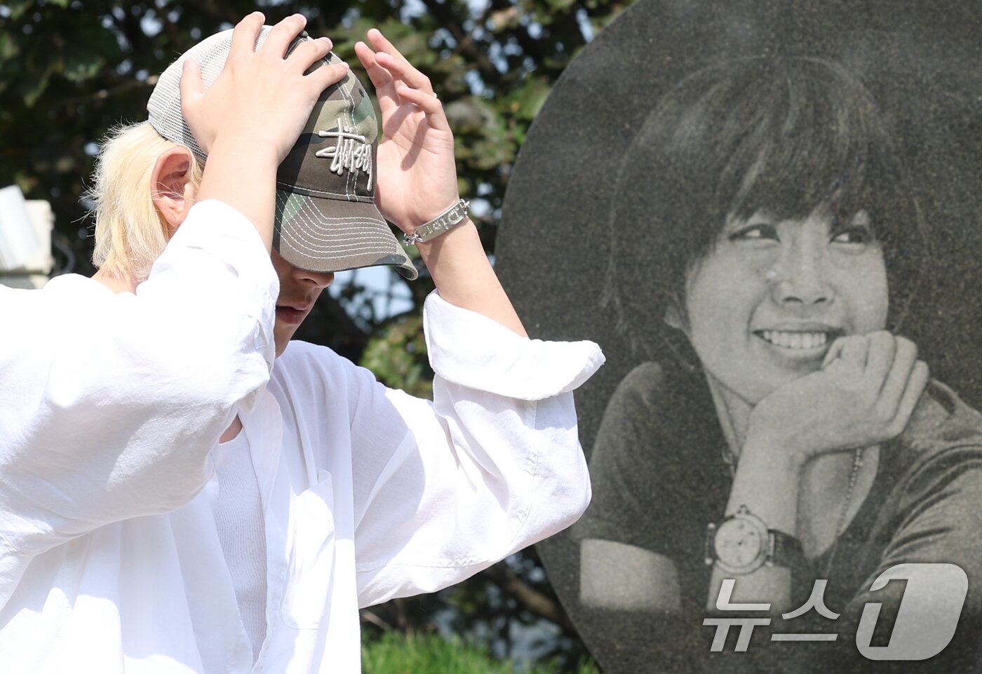 본문 이미지 - 故 최진실의 아들인 가수 최환희(활동명 벤 블리스)가 고인의 17주기인 2일 오전 경기도 양평군 갑산공원묘역을 찾아 생각에 잠겨있다. ⓒ News1 권현진 기자