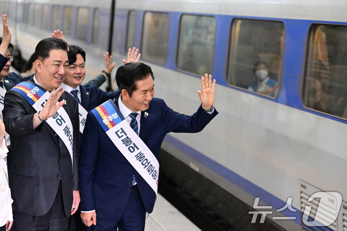 본문 이미지 - 정청래 더불어민주당 대표와 김병기 원내대표를 비롯한 지도부가 2일 서울 용산역에서 추석 귀성객에게 인사를 하고 있다. &#40;공동취재&#41; 2025.10.2/뉴스1 ⓒ News1 유승관 기자