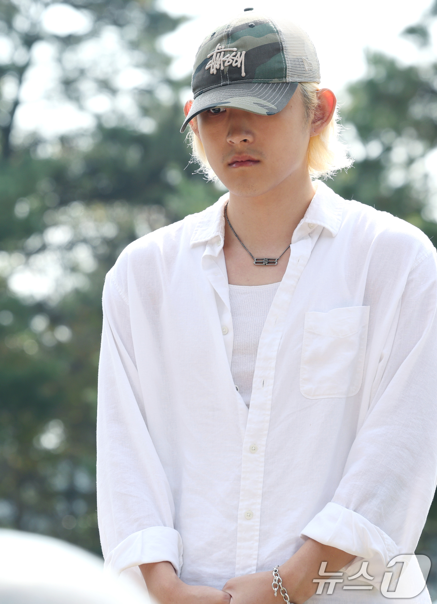 (양평=뉴스1) 권현진 기자 = 故 최진실의 아들인 가수 최환희(활동명 벤 블리스)가 고인의 17주기인 2일 오전 경기도 양평군 갑산공원묘역을 찾아 생각에 잠겨있다. 2025.10 …