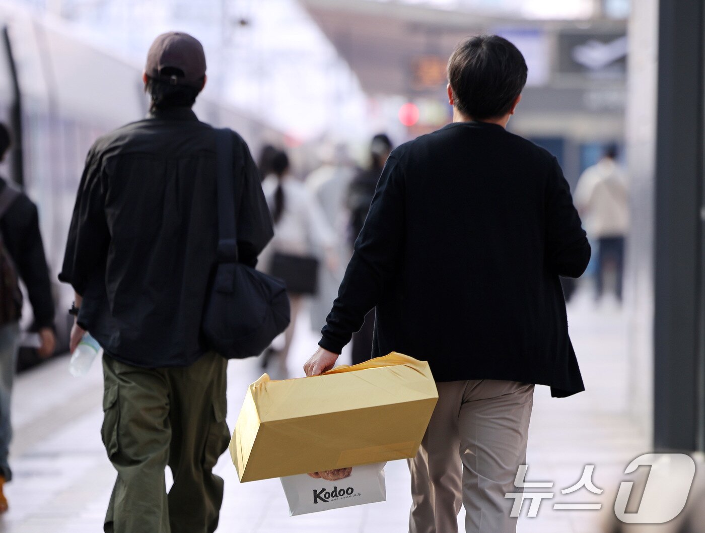 본문 이미지 - 추석 연휴를 앞둔 2일 오전 서울역에서 귀성객이 선물보따리를 들고 귀성길에 오르고 있다. 2025.10.2/뉴스1 ⓒ News1 박지혜 기자