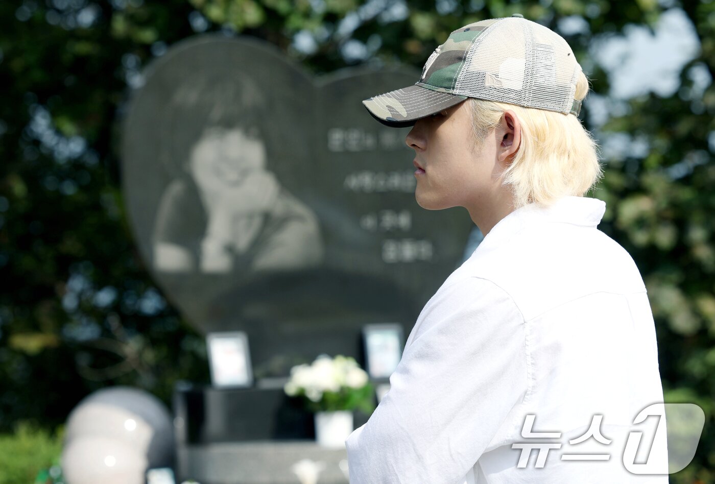 본문 이미지 - 故 최진실의 아들인 가수 최환희(활동명 벤 블리스)가 고인의 17주기인 2일 오전 경기도 양평군 갑산공원묘역을 찾아 생각에 잠겨있다. ⓒ News1 권현진 기자