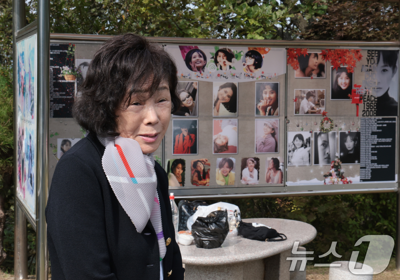 (양평=뉴스1) 권현진 기자 = 故 최진실의 모친 정옥숙 씨가 고인의 17주기인 2일 오전 경기도 양평군 갑산공원묘역을 찾아 생각에 잠겨있다. 2025.10.2/뉴스1