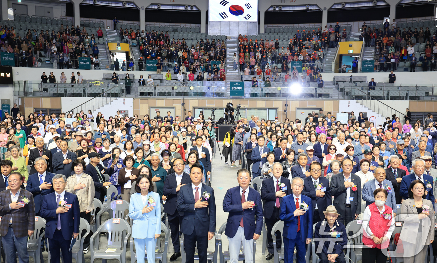 (서울=뉴스1) 이호윤 기자 = 오세훈 서울시장과 최호정 서울시의회 의장, 고광선 대한노인회 서울시연합회장 및 참석 어르신들이 2일 서울 중구 장충체육관 주경기장에서 열린 노인의 …