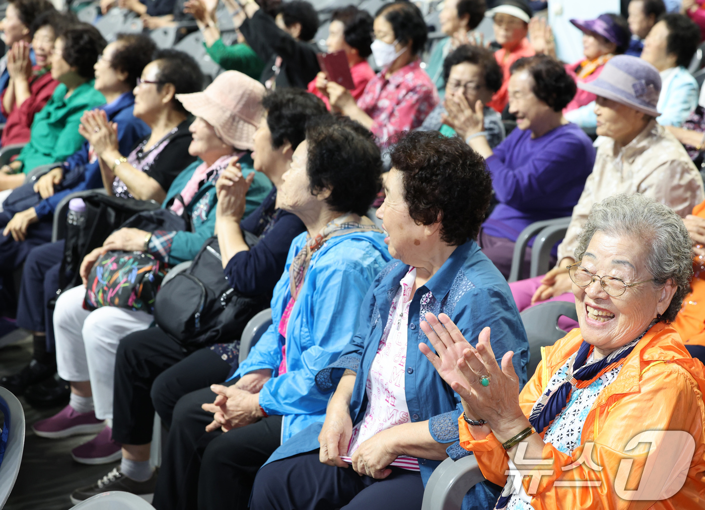 (서울=뉴스1) 이호윤 기자 = 2일 서울 중구 장충체육관 주경기장에서 열린 노인의 날 기념식에 참석한 어르신들이 기념공연을 즐기고 있다.서울시는 매년 노인의 날을 맞아 효행을 실 …