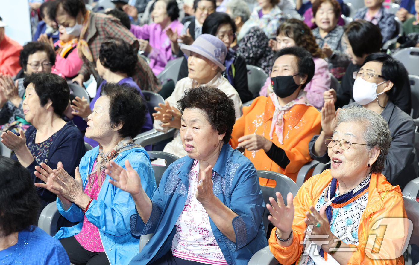 (서울=뉴스1) 이호윤 기자 = 2일 서울 중구 장충체육관 주경기장에서 열린 노인의 날 기념식에 참석한 어르신들이 기념공연을 즐기고 있다. 서울시는 매년 노인의 날을 맞아 효행을 …