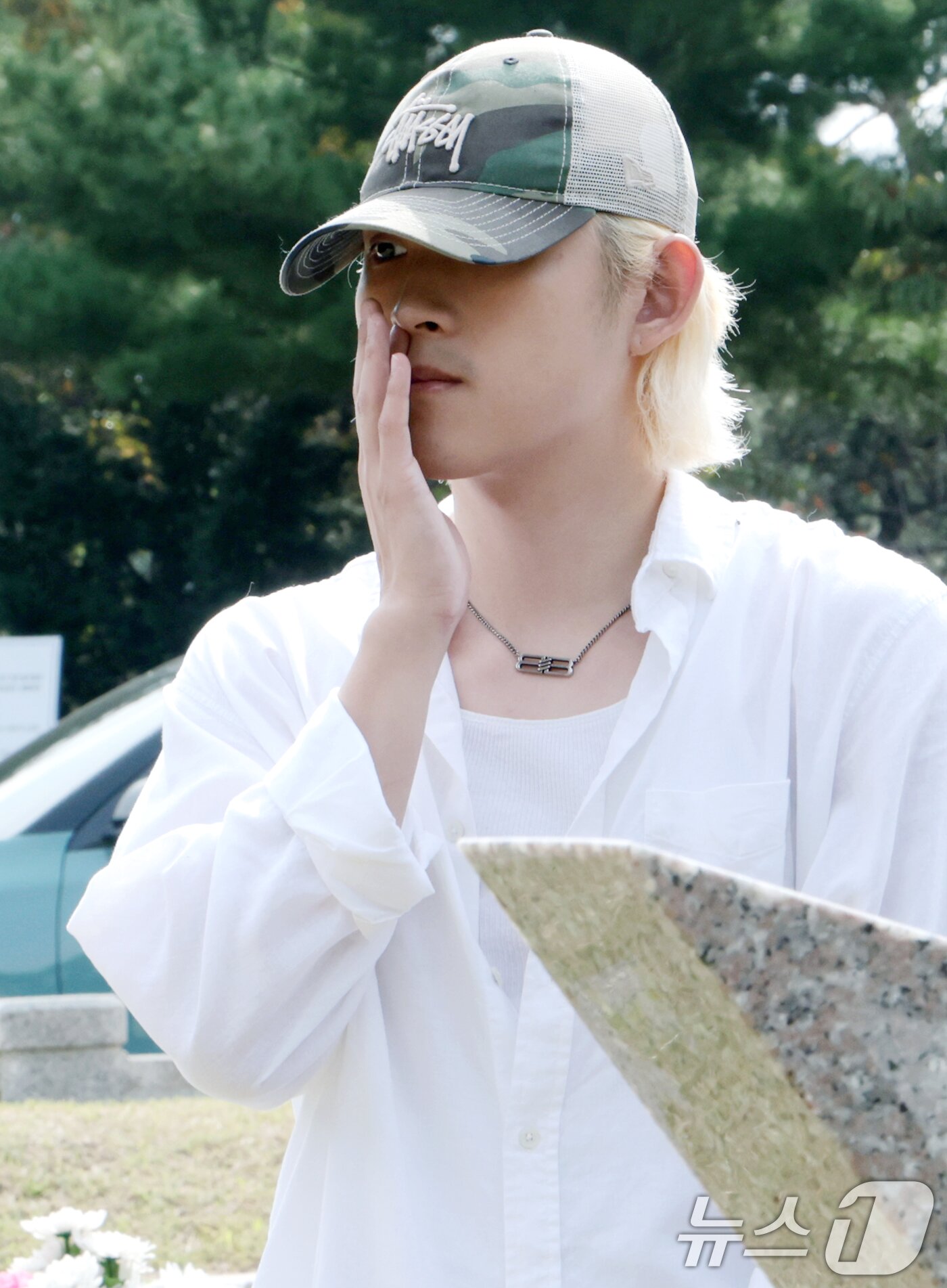 본문 이미지 - 故 최진실의 아들인 가수 최환희(활동명 벤 블리스)가 고인의 17주기인 2일 오전 경기도 양평군 갑산공원묘역을 찾아 생각에 잠겨있다. ⓒ News1 권현진 기자