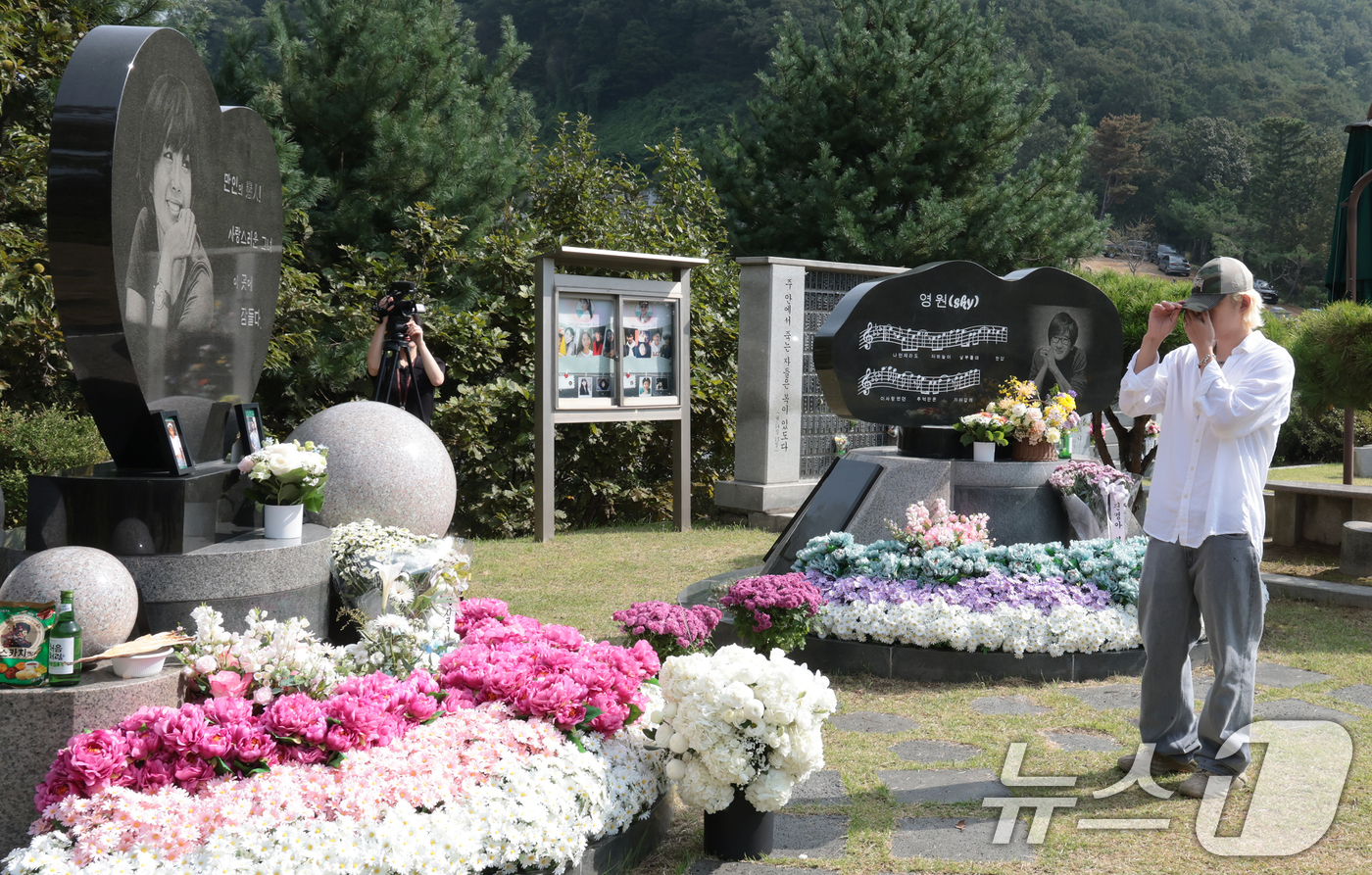 (양평=뉴스1) 권현진 기자 = 故 최진실의 아들인 가수 최환희(활동명 벤 블리스)가 고인의 17주기인 2일 오전 경기도 양평군 갑산공원묘역을 찾아 어머니를 추억하고 있다. 옆에는 …