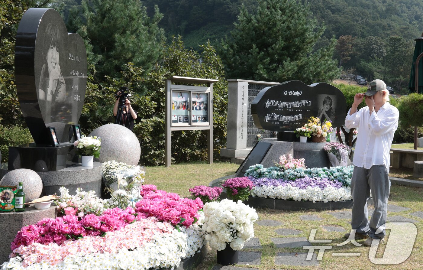 본문 이미지 - 故 최진실의 아들인 가수 최환희(활동명 벤 블리스)가 고인의 17주기인 2일 오전 경기도 양평군 갑산공원묘역을 찾아 어머니를 추억하고 있다. 옆에는 고인의 친동생 최진영이 잠들어 있다. ⓒ News1 권현진 기자