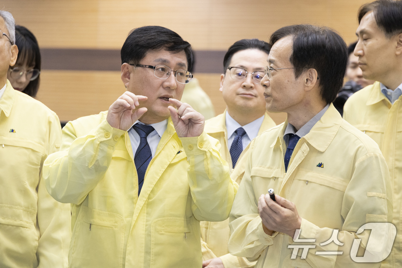 (서울=뉴스1) = 김성환 기후에너지환경부 장관이 2일 경기 의왕시 소재 한국전력거래소 경인지사를 방문해 추석 연휴기간 특수 경부하기 계통 안정화 대응체계를 점검하고 안정적인 전력 …