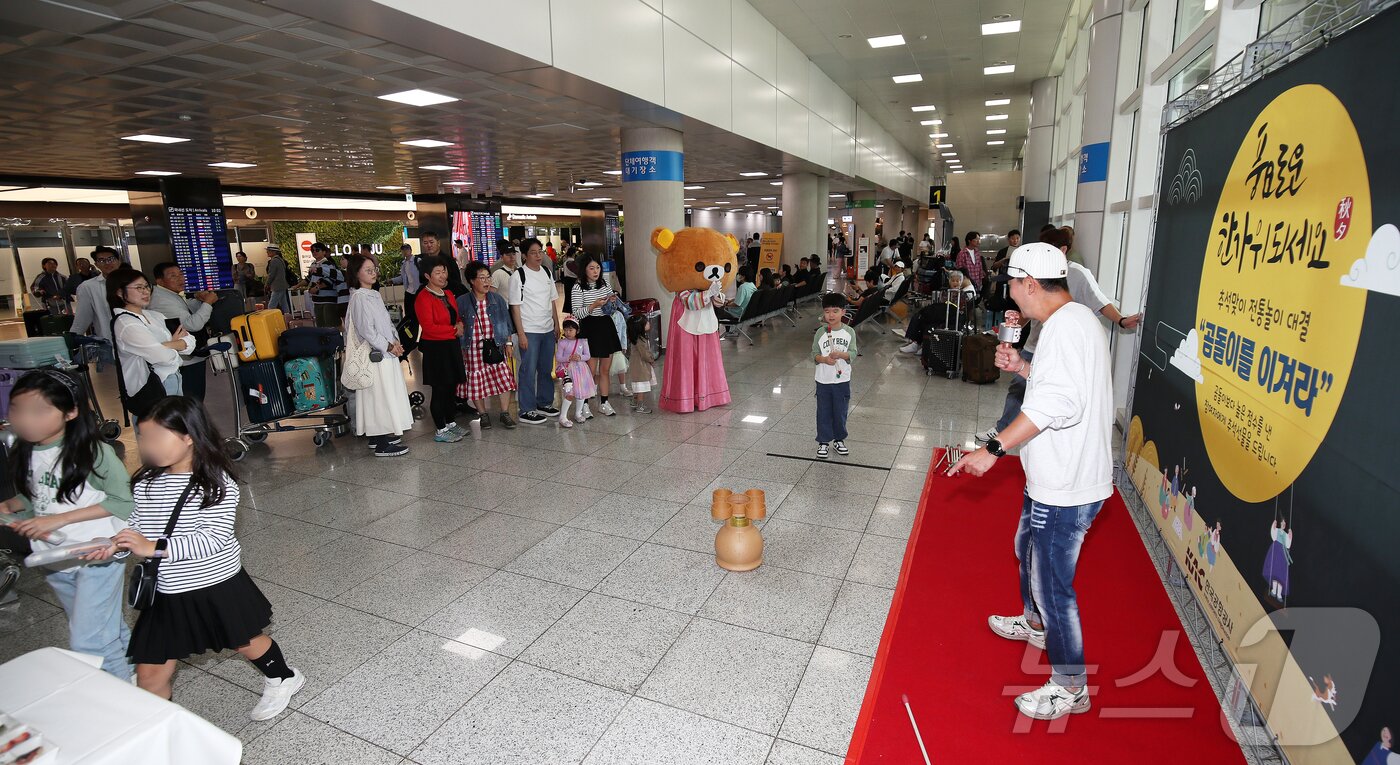본문 이미지 - 황금연휴를 하루 앞둔 2일 오전 제주국제공항이 귀성객과 관광객들로 북적이고 있다. ⓒ News1 오미란 기자