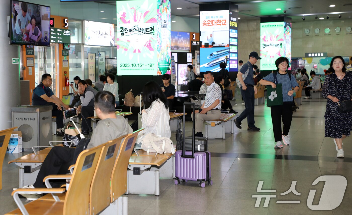 본문 이미지 - 추석 연휴를 앞둔 2일 광주 서구 유·스퀘어 버스 터미널에 시민들이 귀성길에 오르고 있다. 2025.10.2/뉴스1 ⓒ News1 이수민 기자