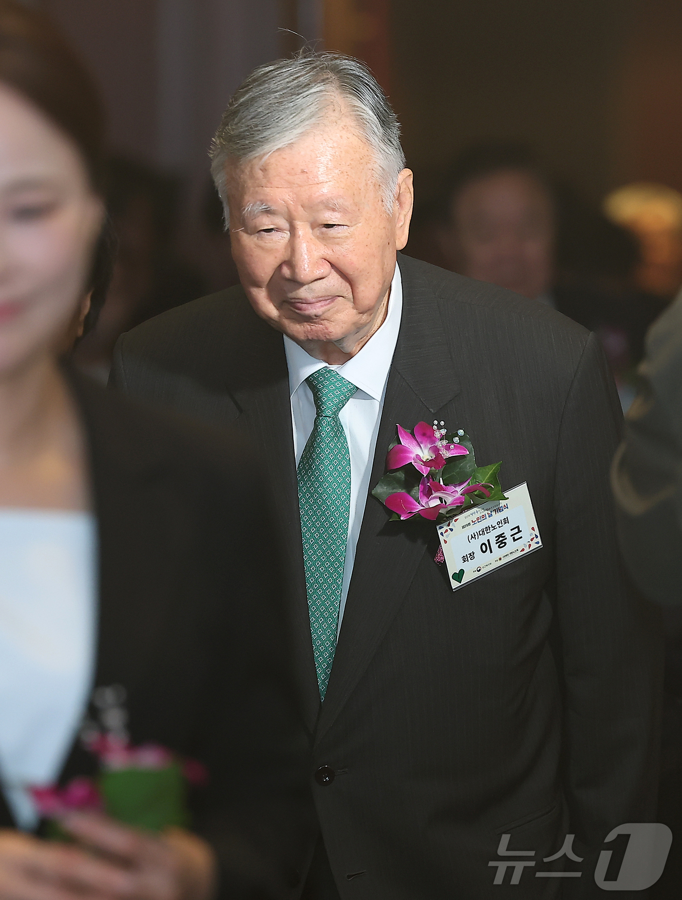 (서울=뉴스1) 김진환 기자 = 이중근 대한노인회장이 2일 서울 중구 소공로 롯데호텔 크리스탈볼룸에서 열린 제29회 노인의날 기념식에 참석하고 있다. 2025.10.2/뉴스1