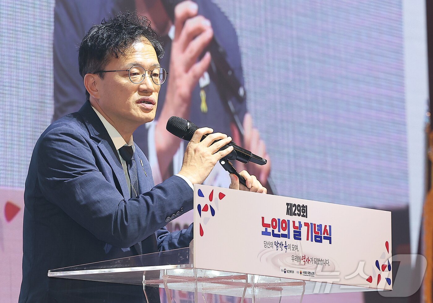 본문 이미지 - 박주민 국회 보건복지위원장이 2일 서울 중구 소공로 롯데호텔 크리스탈볼룸에서 열린 제29회 노인의날 기념식에 참석해 축사를 하고 있다. 2025.10.2/뉴스1 ⓒ News1 김진환 기자