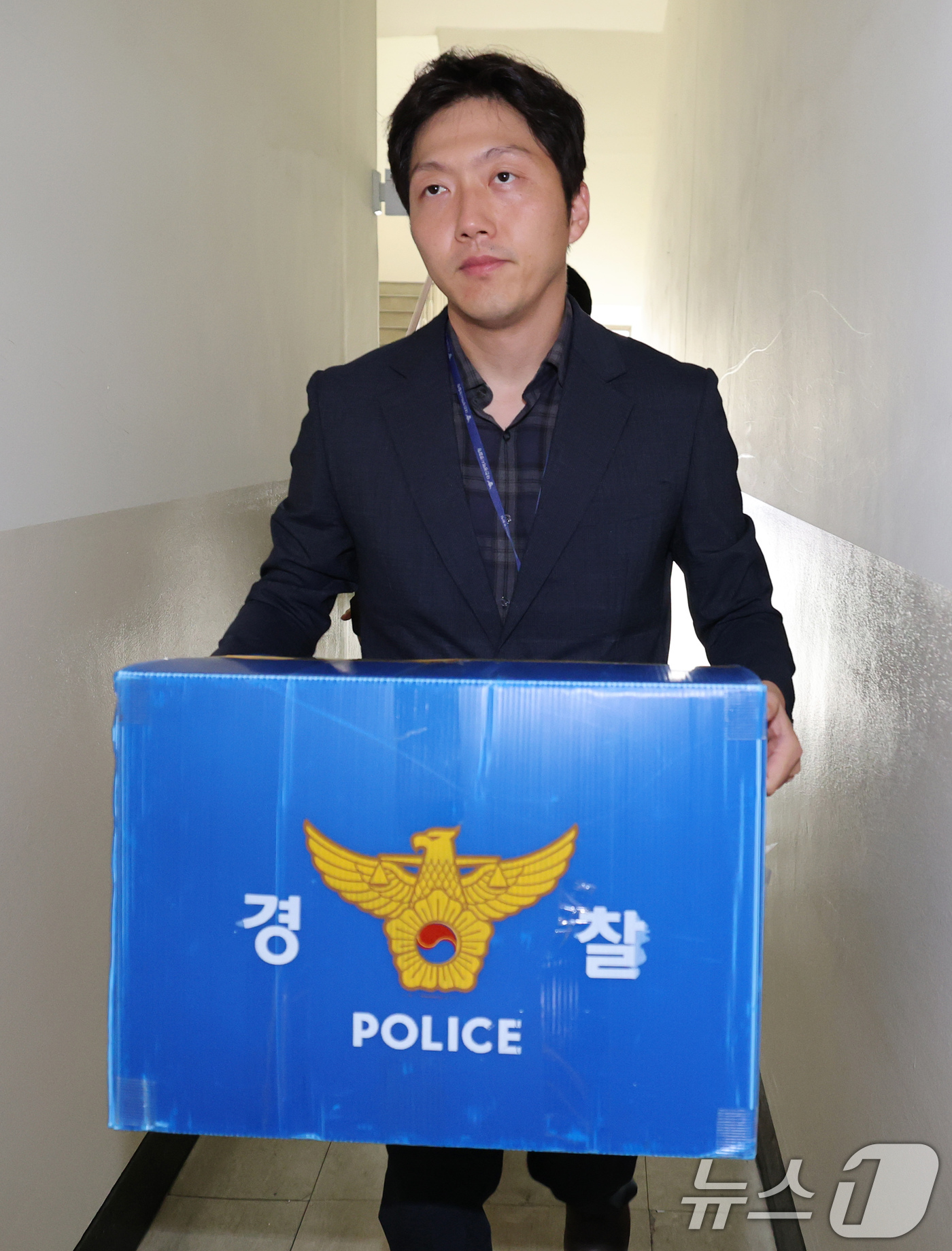 (대전=뉴스1) 김기태 기자 = 국가정보자원관리원 화재 원인을 수사 중인 경찰이 2일 오전 9시부터 대전 국정자원과 이번 화재와 관련된 대전지역 3개 업체 등 4개소에 대한 압수수 …