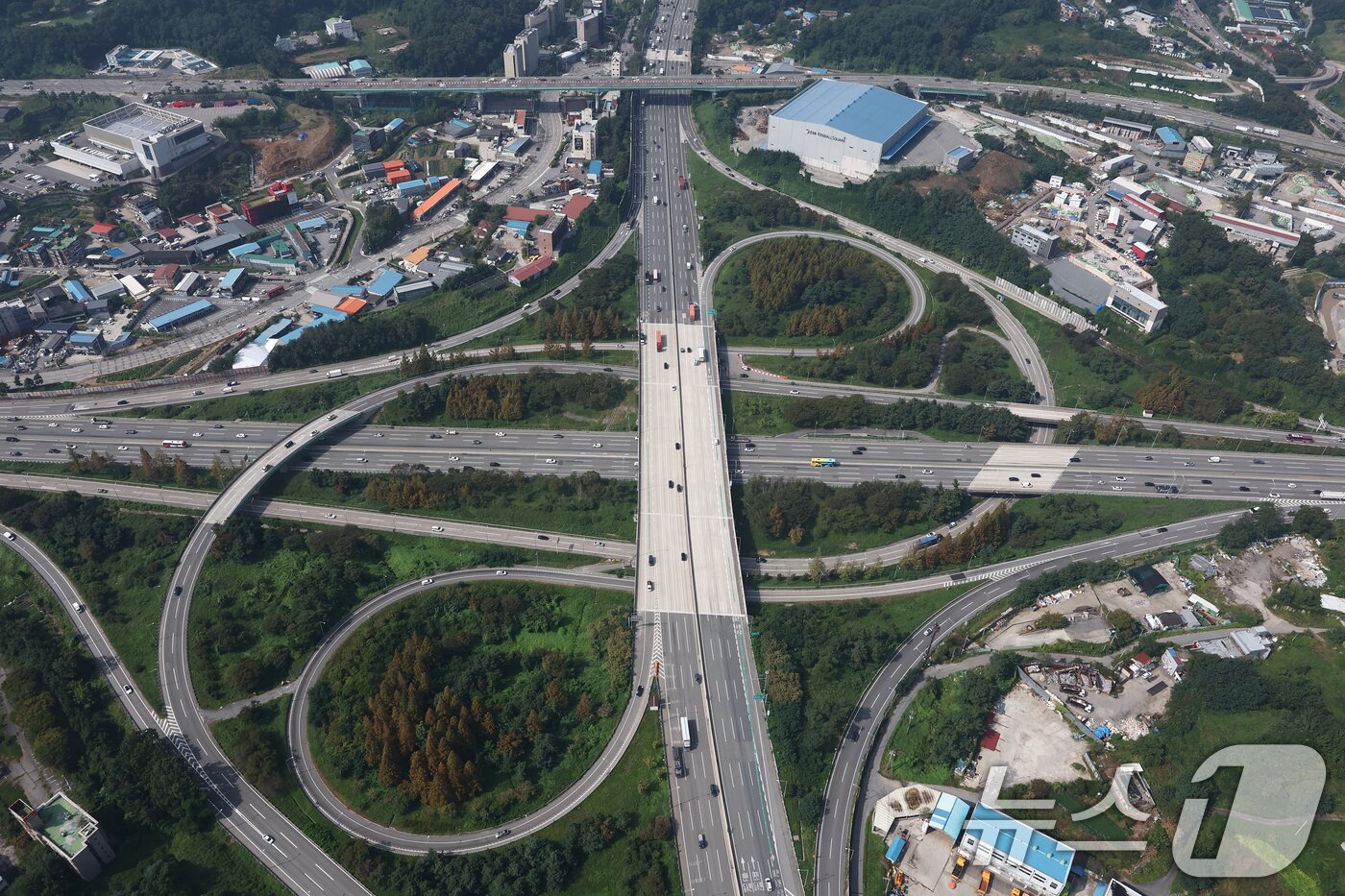 본문 이미지 - 추석 연휴를 하루 앞둔 2일 경기도 용인 기흥구 신갈분기점이 한산한 모습을 보이고 있다. &#40;헬기 취재협조: 서울경찰청 김두수 경감, 심동국 경위&#41; 2025.10.2/뉴스1 ⓒ News1 김민지 기자