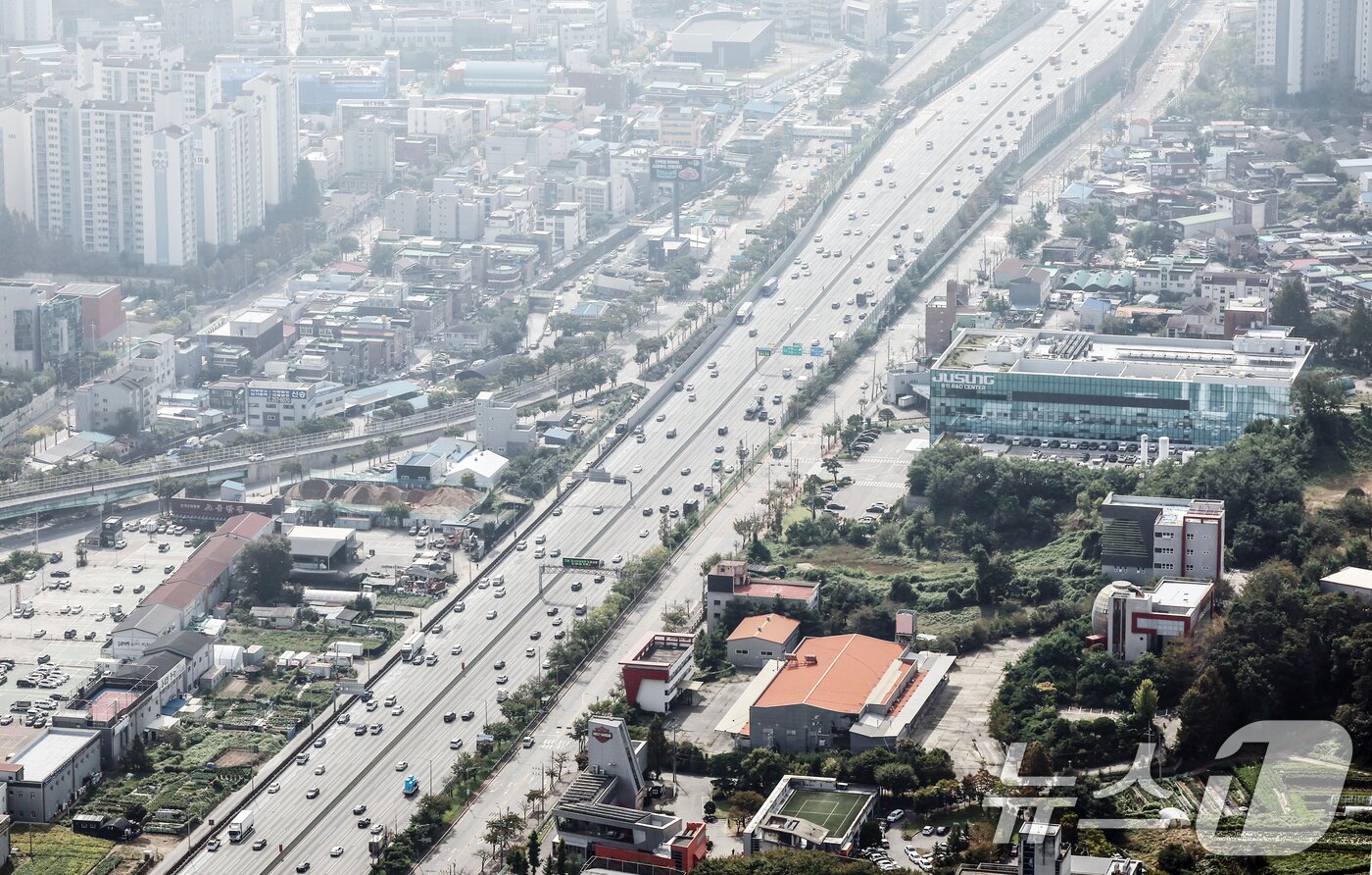 본문 이미지 - 추석 연휴를 하루 앞둔 2일 경기 용인시 경부고속도로 신갈JC 인근 양방향에서 차량이 오가고 있다. &#40;헬기 취재협조: 서울경찰청 김두수 경감, 심동국 경위&#41; 2025.10.2/뉴스1 ⓒ News1 김민지 기자