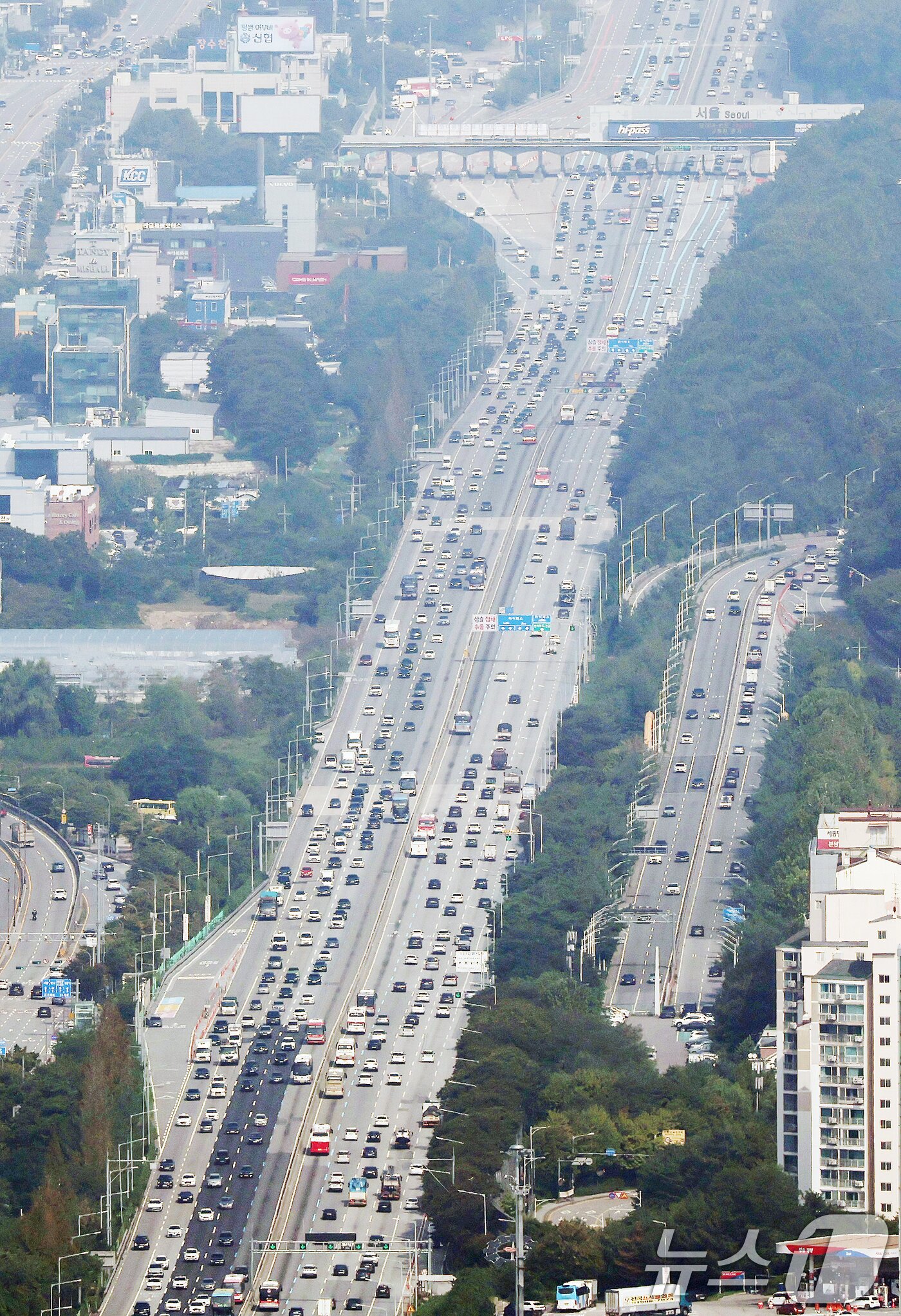 본문 이미지 - 추석 연휴를 하루 앞둔 2일 경기 용인시 경부고속도로 신갈JC 인근 양방향에서 차량이 오가고 있다. &#40;헬기 취재협조: 서울경찰청 김두수 경감, 심동국 경위&#41; 2025.10.2/뉴스1 ⓒ News1 김민지 기자