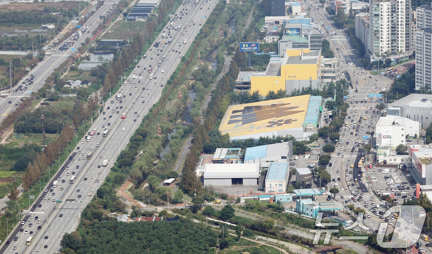 본문 이미지 - 추석 연휴를 하루 앞둔 2일 경기 용인시 경부고속도로 신갈JC 인근 양방향에서 차량이 오가고 있다. &#40;헬기 취재협조: 서울경찰청 김두수 경감, 심동국 경위&#41; 2025.10.2/뉴스1 ⓒ News1 김민지 기자