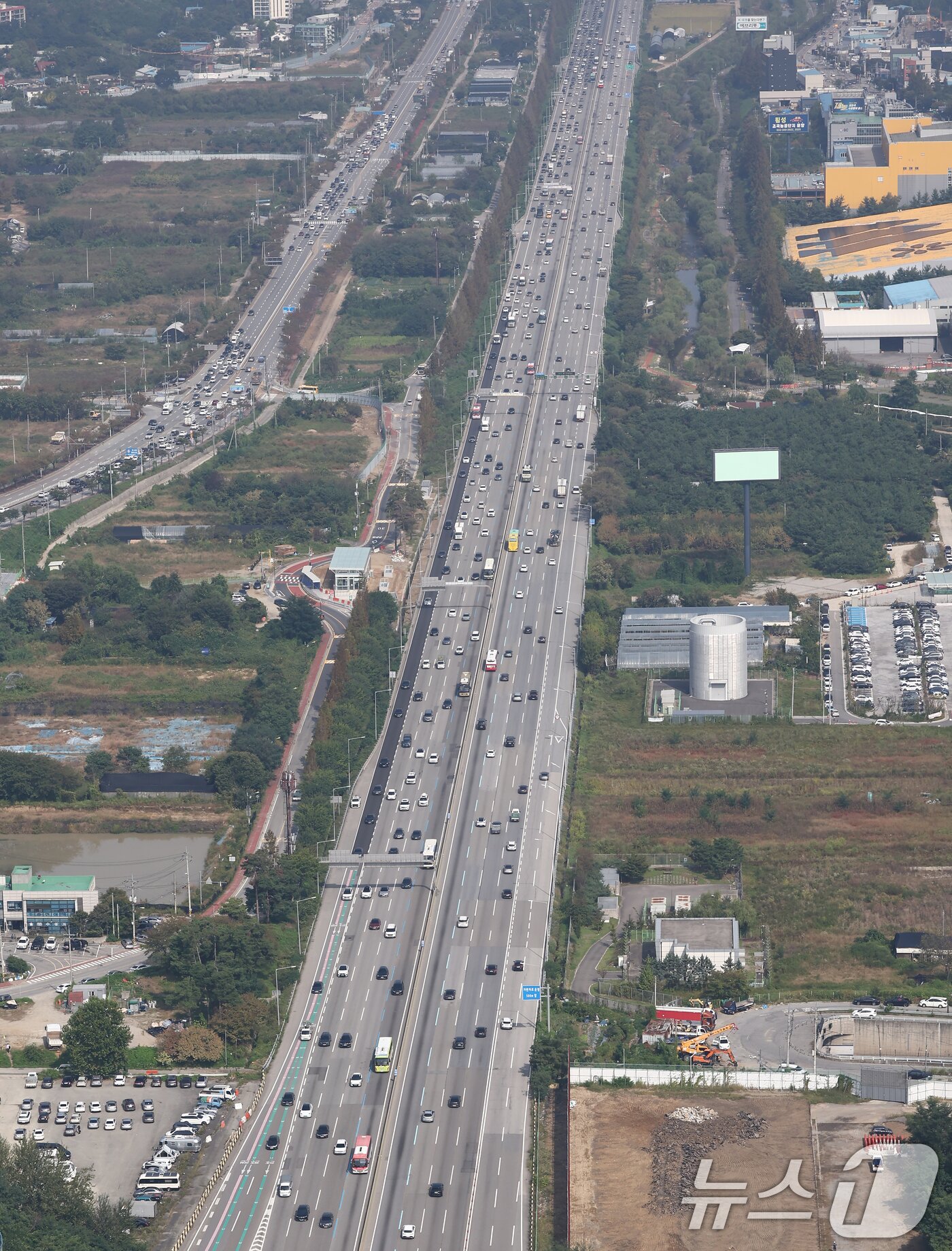 본문 이미지 - 추석 연휴를 하루 앞둔 2일 경기 용인시 경부고속도로 신갈JC 인근 양방향에서 차량이 오가고 있다. &#40;헬기 취재협조: 서울경찰청 김두수 경감, 심동국 경위&#41; 2025.10.2/뉴스1 ⓒ News1 김민지 기자