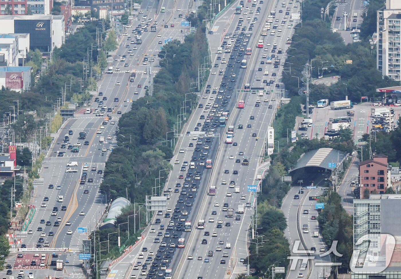 본문 이미지 - 추석 연휴를 하루 앞둔 2일 경기 용인시 경부고속도로 신갈JC 인근 양방향에서 차량이 오가고 있다. &#40;헬기 취재협조: 서울경찰청 김두수 경감, 심동국 경위&#41; 2025.10.2/뉴스1 ⓒ News1 김민지 기자