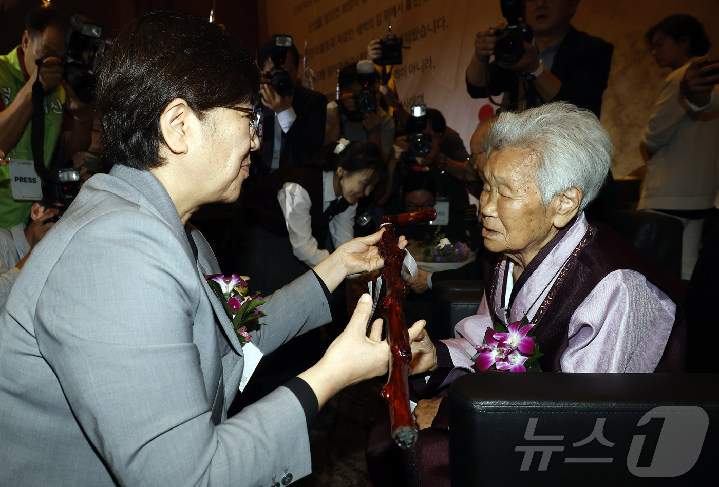 (서울=뉴스1) 김진환 기자 = 정은경 보건복지부 장관이 2일 서울 중구 소공로 롯데호텔 크리스탈볼룸에서 열린 제29회 노인의날 기념식에서 100세 어르신 대표 박순례 할머니에게 …