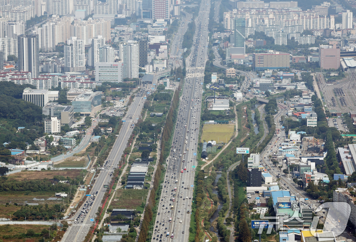 (용인=뉴스1) 김민지 기자 = 추석 연휴를 하루 앞둔 2일 경기 용인시 경부고속도로 신갈JC 인근 양방향에서 차량이 오가고 있다. (헬기 취재협조: 서울경찰청 김두수 경감, 심동 …