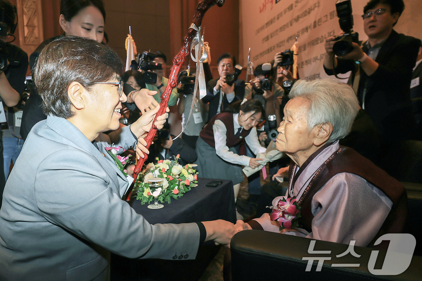 (서울=뉴스1) 김진환 기자 = 정은경 보건복지부 장관이 2일 서울 중구 소공로 롯데호텔 크리스탈볼룸에서 열린 제29회 노인의날 기념식에서 100세 어르신 대표 박순례 할머니에게 …