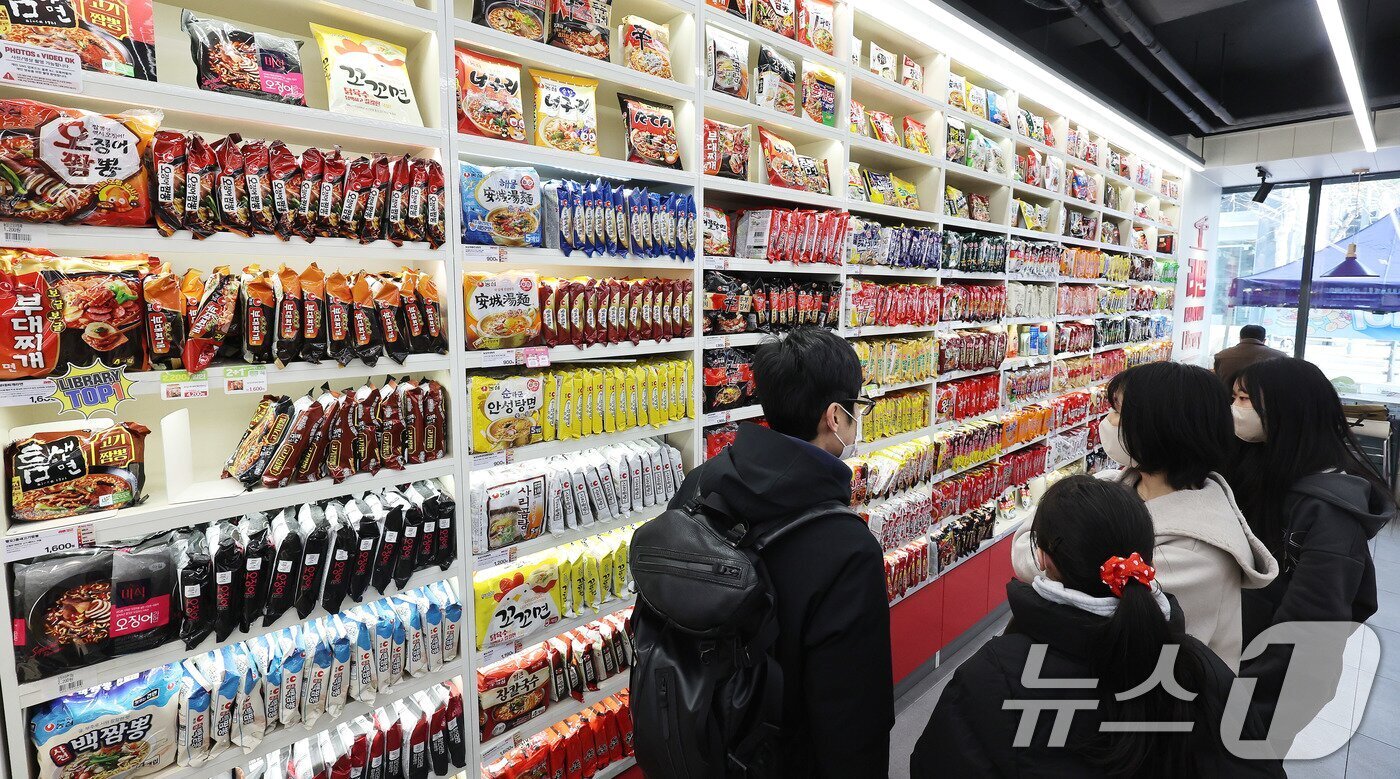본문 이미지 - 서울 마포구 CU 홍대상상점 라면 라이브러리가 외국인관광객들로 북적이고 있다. 2025.3.10/뉴스1 ⓒ News1 박지혜 기자