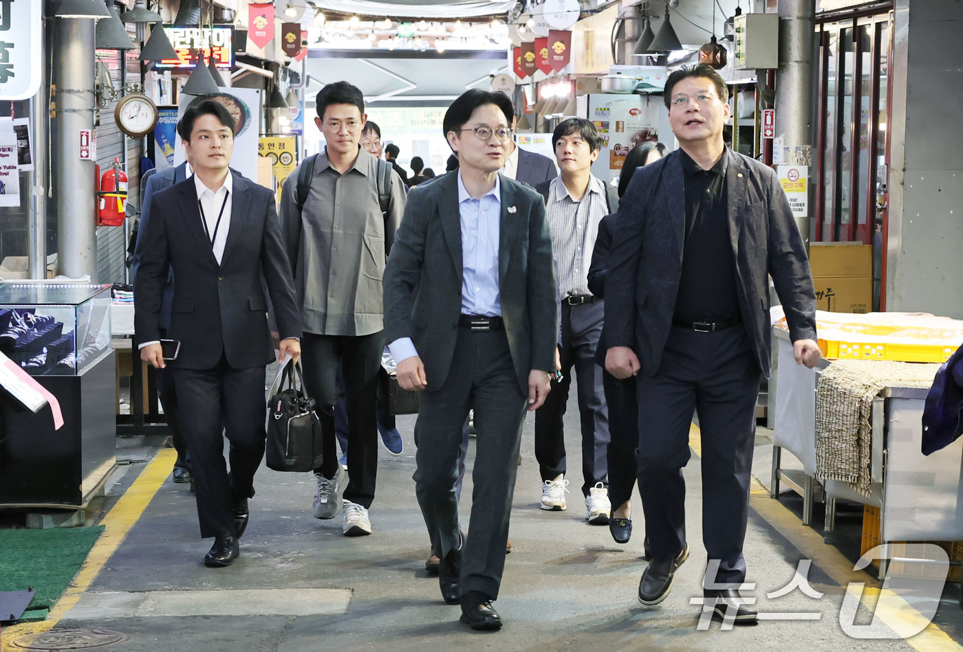 (서울=뉴스1) = 김정관 산업통상자원부 장관이 2일 추석 명절을 앞두고 서민 물가와 안전 상황을 점검하기 위해 서울 종로구 통인시장을 방문해 추석 물가를 점검하고 있다. (산업통 …